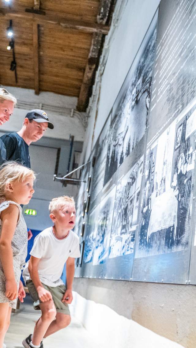 Familie leser historie på Haldenvassdragets kanalmuseum.