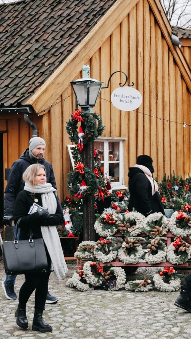 Mennesker, utstillere og varer under julemarkedet på Borgarsyssel Museum i Sarpsborg. Foto.