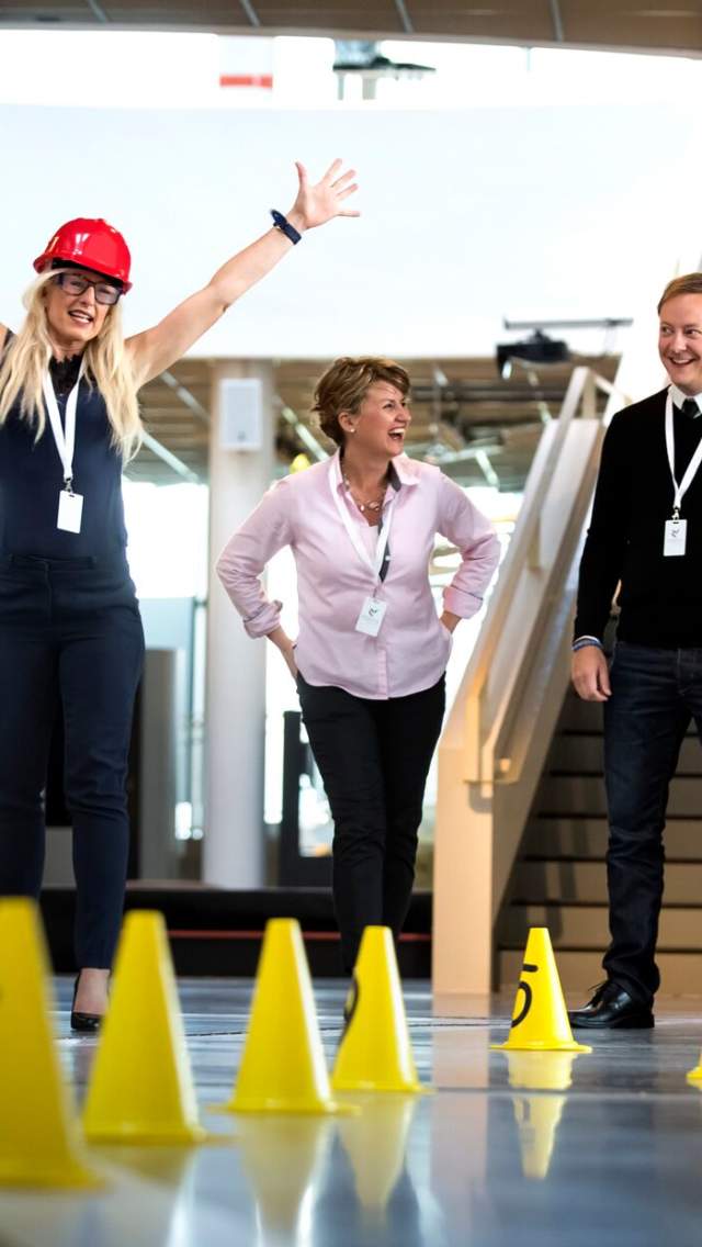 En gruppe konferansedeltagere som er med på en aktivitet på INSPIRIA science center. Foto.