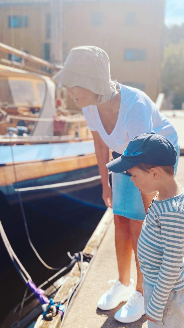 Familie ved en båt
