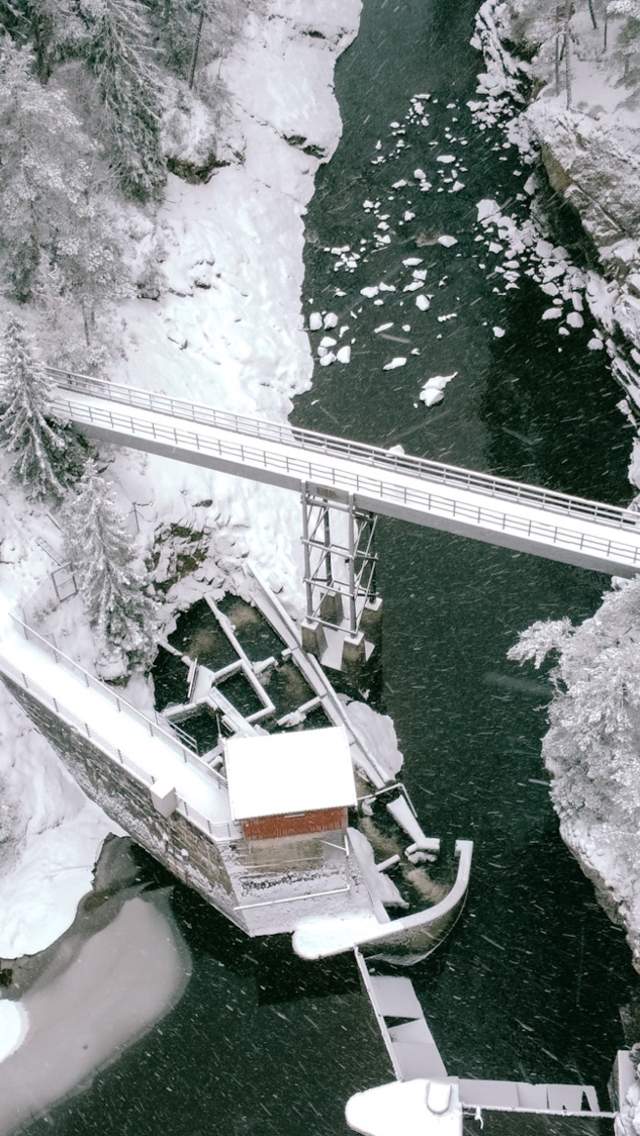 Dronefoto av pumpehuset og Sølvstufoss sett fra luften. Foto.