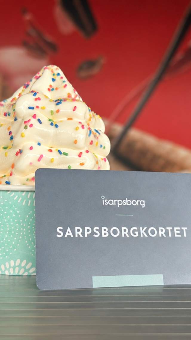 Sarpsborgkortet med en softis i bakgrunnen.