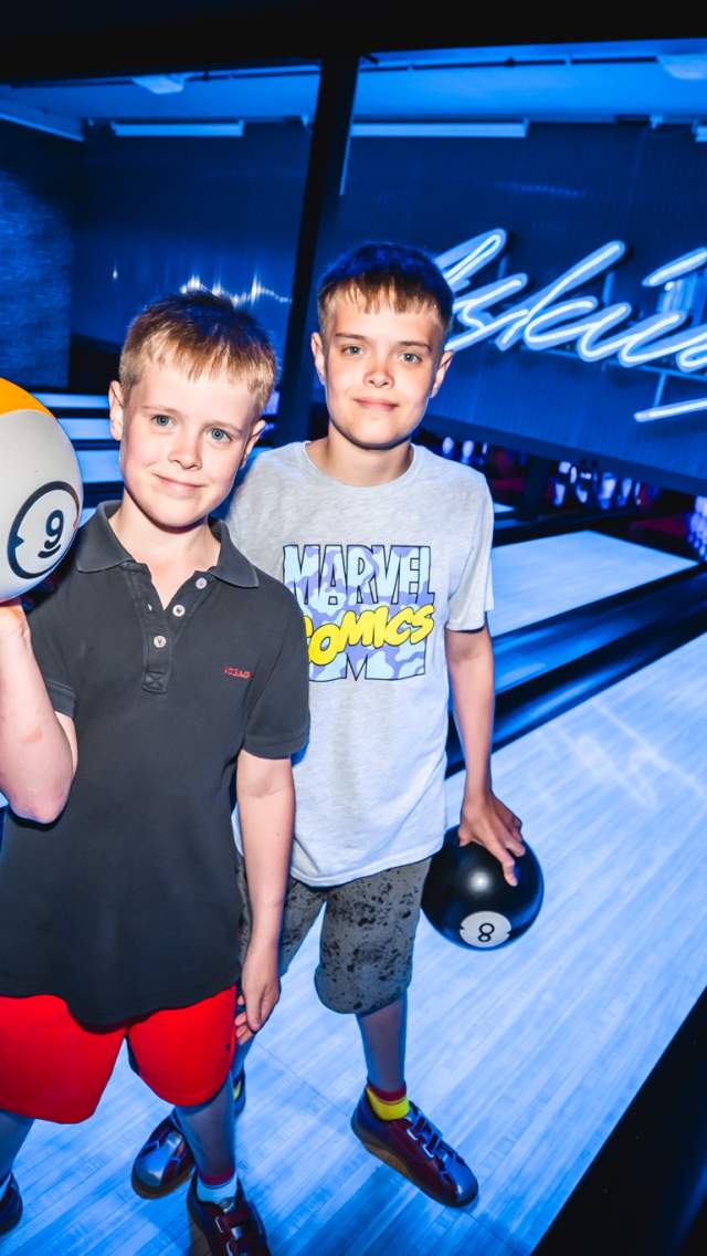 To gutter på bowlingbanen på Sprett aktivitetespark i Askim