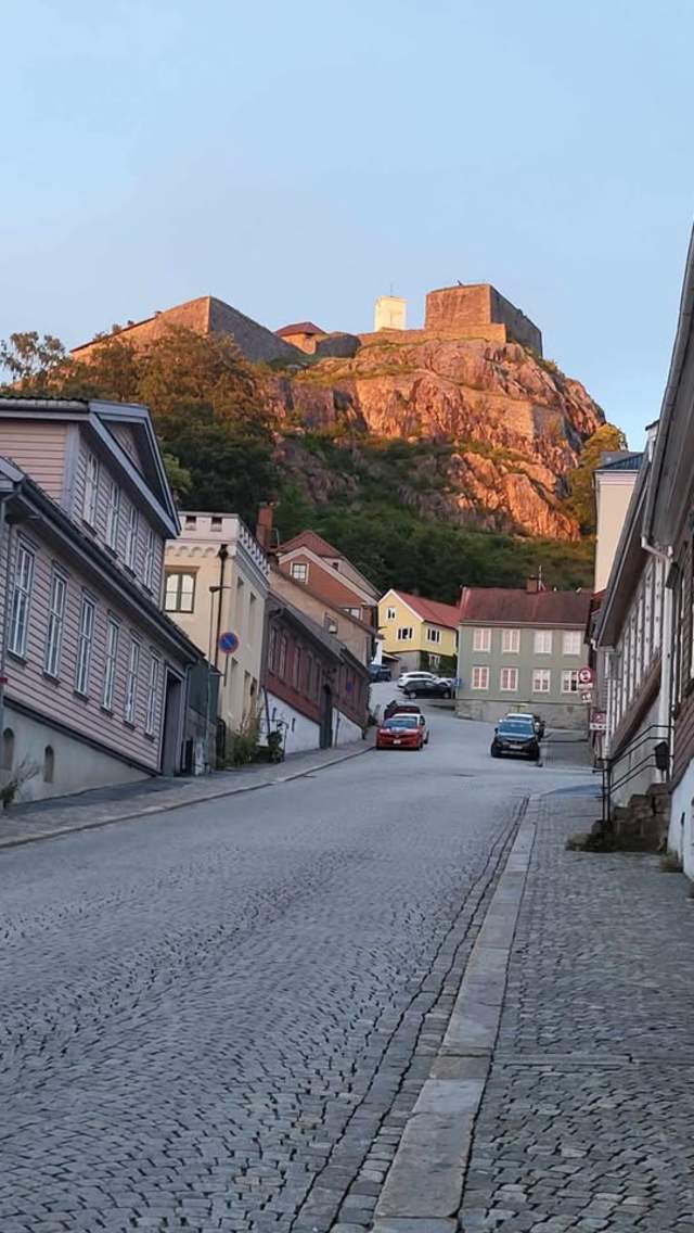 Festningsgata opp mot Fredriksten festning