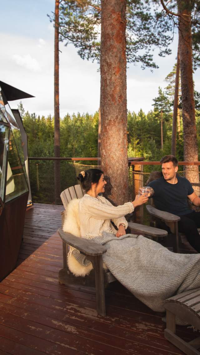 Ett par som hygger seg på terrassen til Tretoppdomen