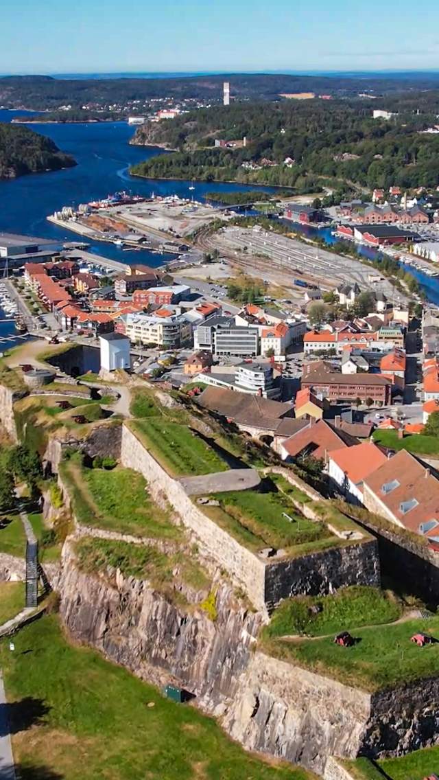 Dronebilde fra Fredriksten festning og Halden