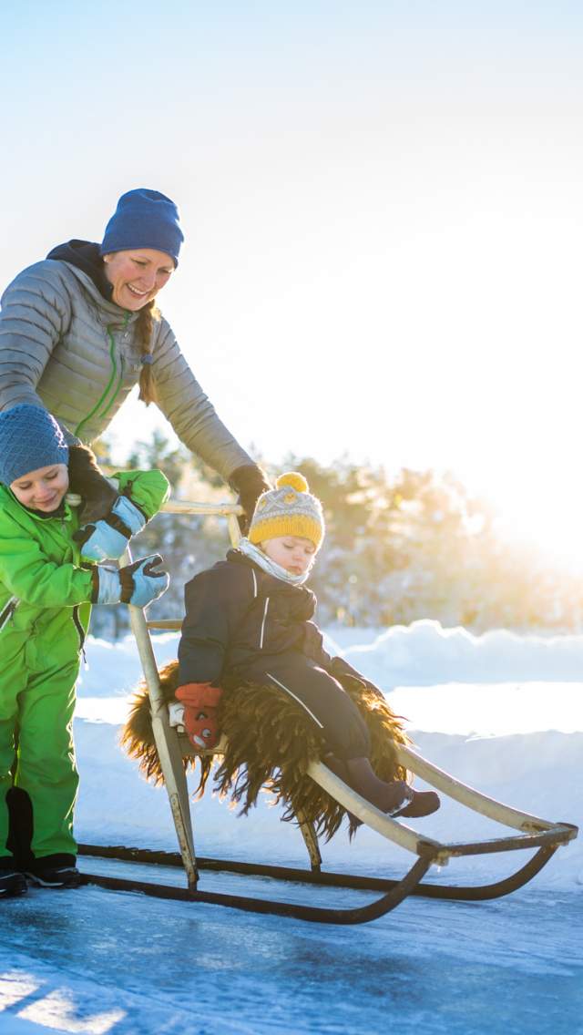 Winter along the Halden Canal - Kick sledding