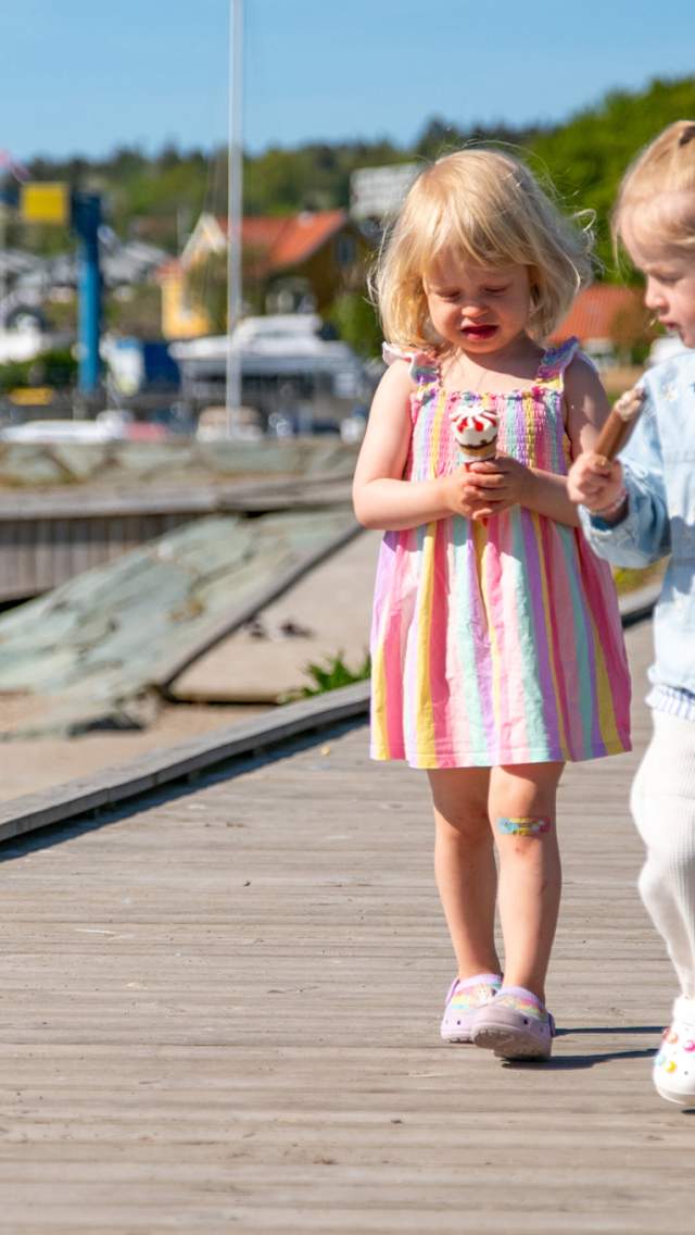 To små jenter på tur på Sjøbadet i Moss
