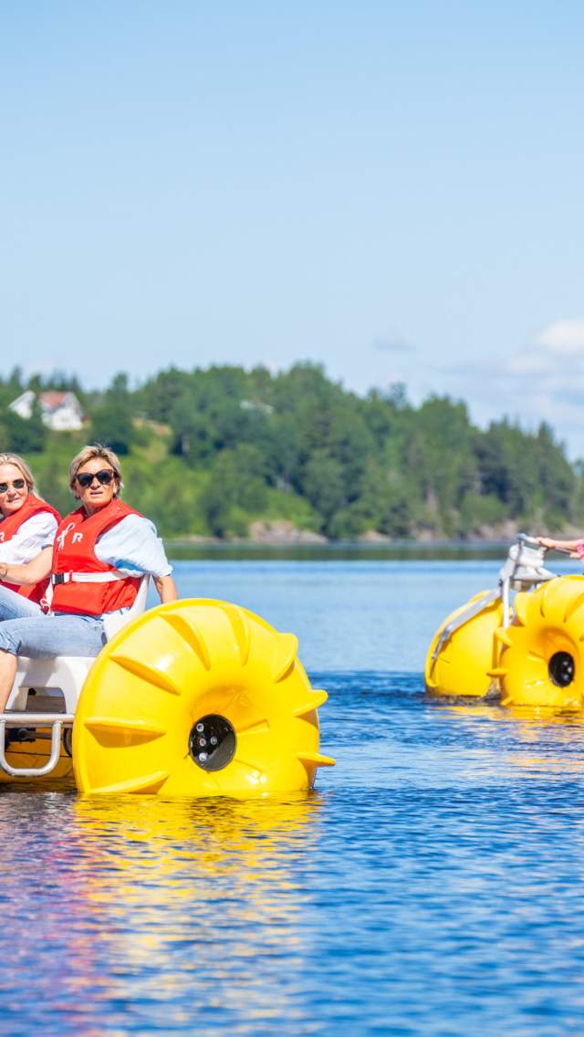 Damene utpå Haldenkanalen i tråkkesykler