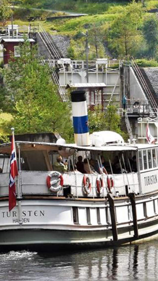 DS turisten på vannet ved slusene i Haldenkanalen