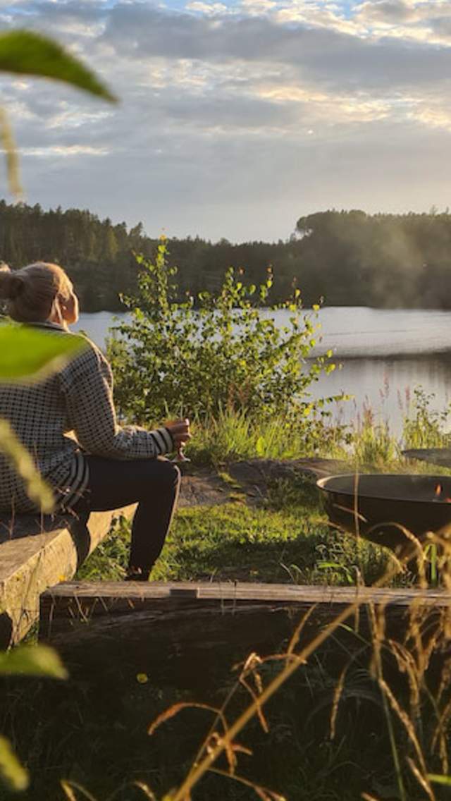 Ro i sjela i solnedgangen ved Ravnsjøhytta i Vansjø en sommerdag