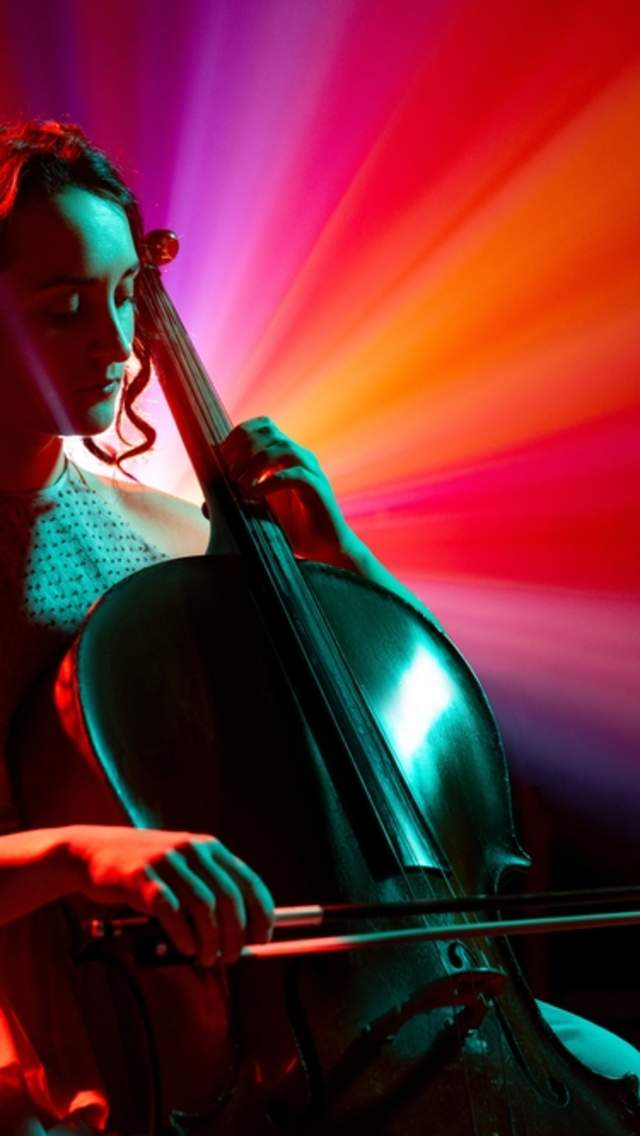 Kvinnelig celloist på scenen