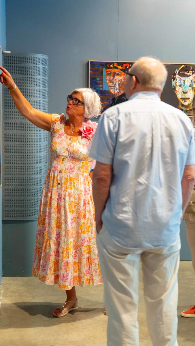 Besøker galleri med kunst på veggene