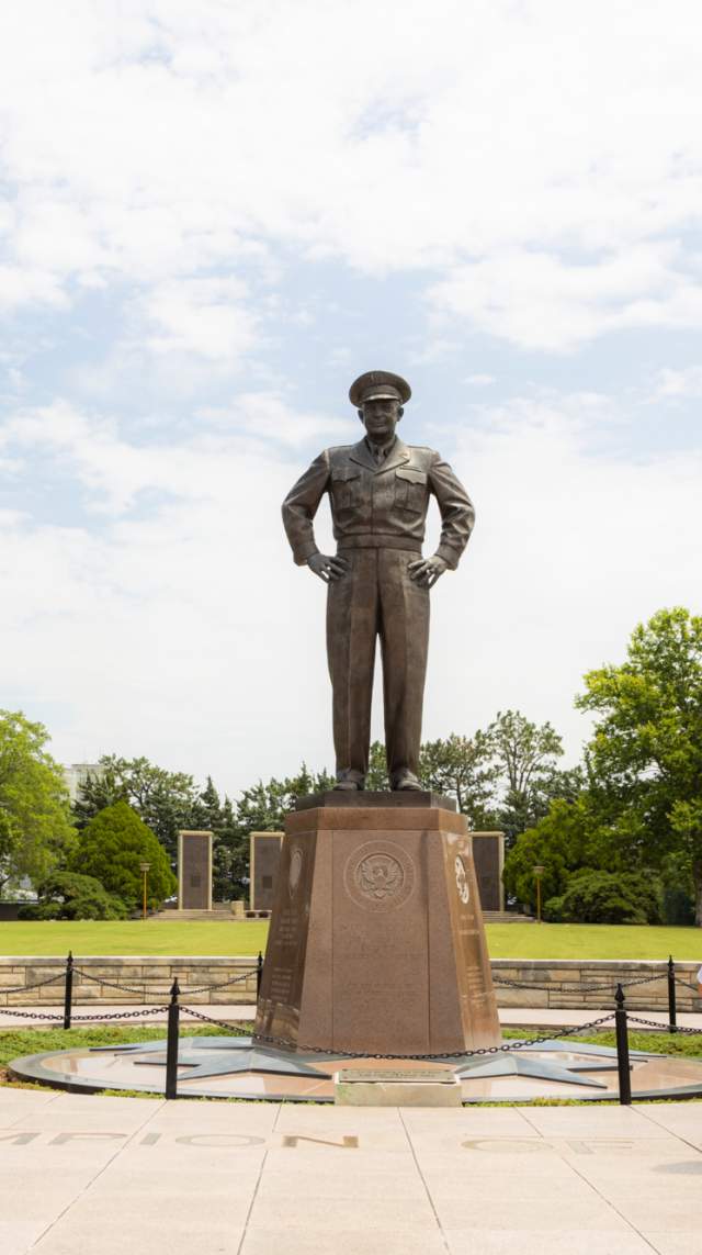 Statue of Eisenhower at the Eisenhower Presidential Library