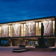 an exterior image of the War Memorial Center in Milwaukee