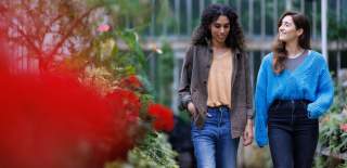 Two girls walking through Botanic Garden.