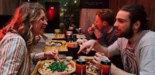Pizzarova - Friends easting pizza together