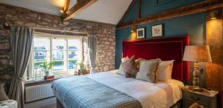 A large bed in a bedroom at The Bowl Inn - Credit The Bowl Inn