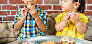 Duluth kids eating donuts