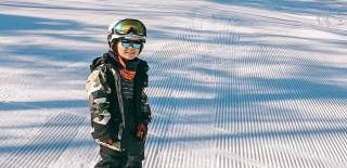 Smilede barn som står på slalom. Foto.