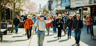 En gruppe på byvandring i gågata i Sarpsborg. Foto.
