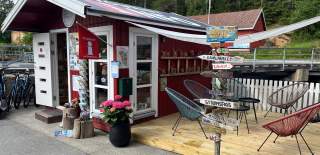 One small red house / storage room with terrace outside - the tourist office at Ørje