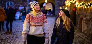 To jenter på julemarkedet på Fredriksten festning
