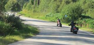 To motorykler etter hverandre i en sving