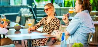 Noen som koser seg på uterestauranten på Cafe sammen i Askim