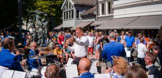 Mange mennesker som samles i gågata under Mossedagene