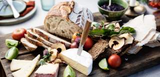 Fjøl med ost, brød, frukt, knekkebrød og annen lokalmat