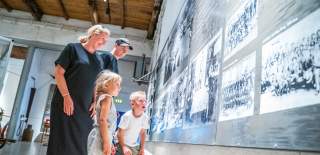 Familie leser historie på Haldenvassdragets kanalmuseum.