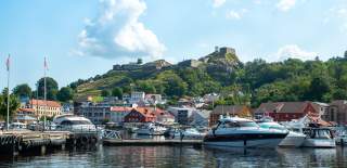 Gjestehavnen i Halden med Fredriksten festning i bakgrunnen.