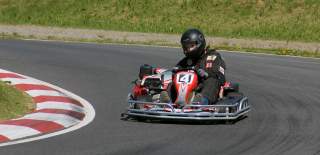 En gokart i full fart i en sving