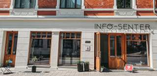 Utsiden og fasaden til infokontoret til isarpsborg i Sarpsborg sentrum. Foto.