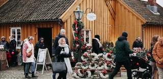 Mennesker, utstillere og varer under julemarkedet på Borgarsyssel Museum i Sarpsborg. Foto.