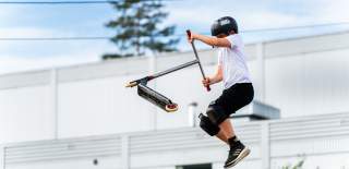 En gutt i høyt svev i skateparken