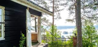 Flagghytta med utsikt over Haldenkanalen i bakgrunn