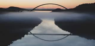 Svinesundsbroen i skumring.