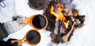 To kaffekopper av tre over blet