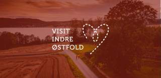 Visit Indre Østfold logo over ett sykkelbilde