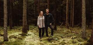 Ingeborg Anker-Rasch og Andreas Rønning i skogen