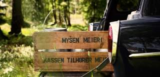 Eplekasse bak på en pic up bil