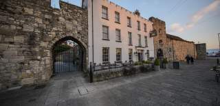 Stay at the Pig in the Wall in Old Town Southampton