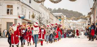 Folk går langs julegate i Risør