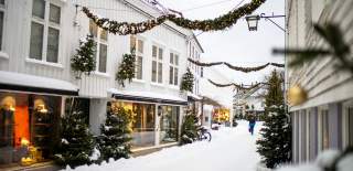 Julelys og snø i gågata i Mandal