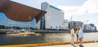 3 mennesker foran Kunstsilo og Kilden