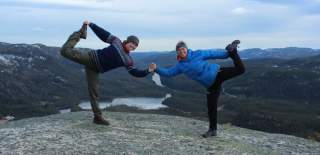 to mennesker på fjelltopp