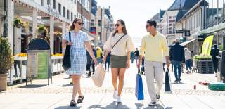 3 mennesker på shopping i Markensgate i Kristiansand