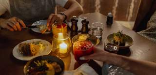 Bord fullt av mat og drikke på Grenseløs restaurant